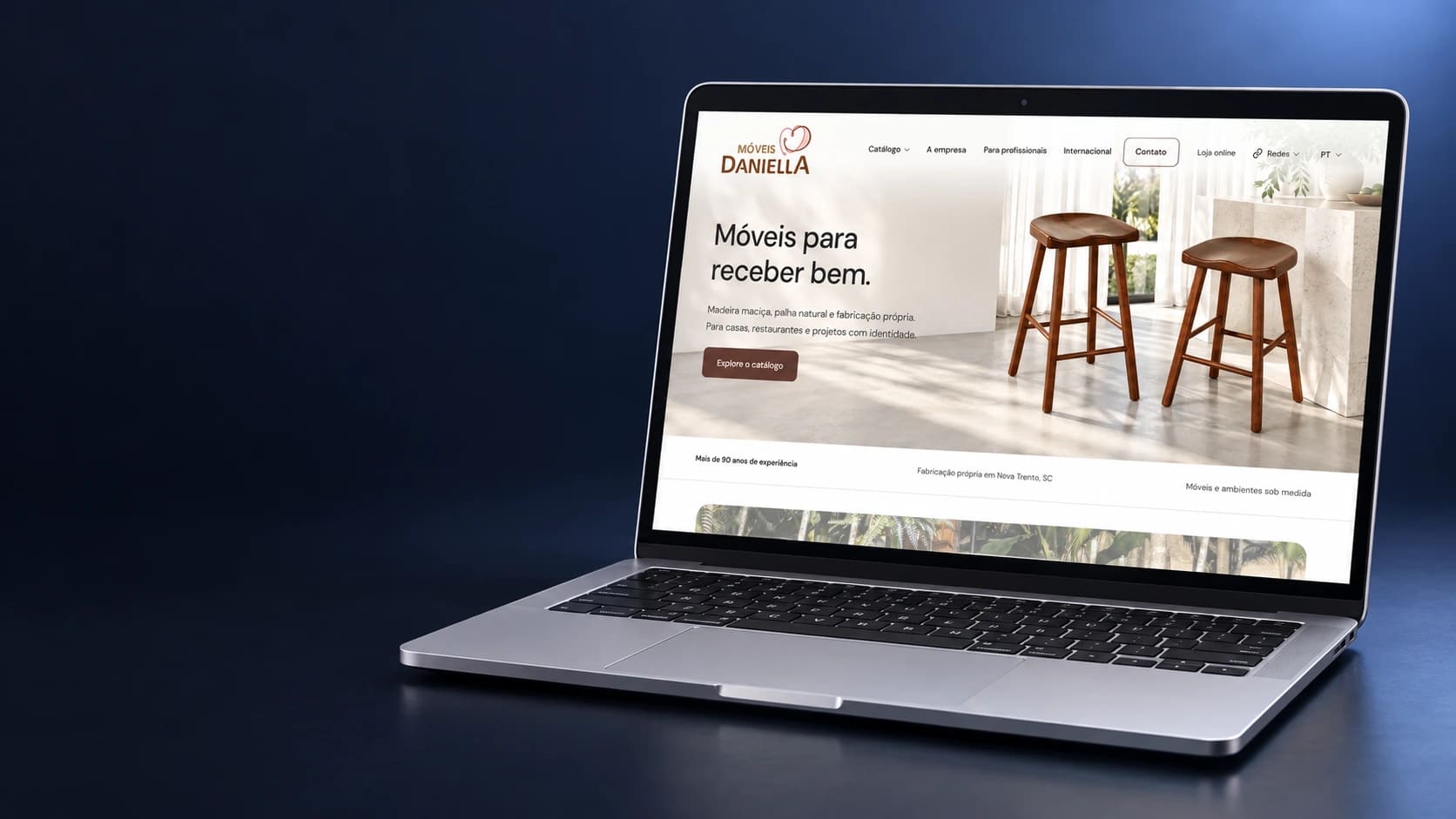 Mockup do site Móveis Daniella em notebook completo, a partir da página real.